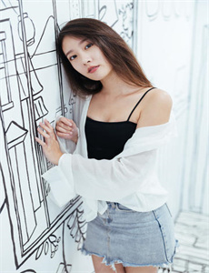 绯弹的亚里亚主题曲-美国女子趴着打屁股打红
